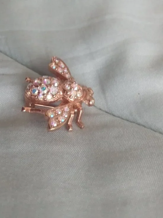Joan Rivers Rose Gold Bee Brooch - Picture 3 of 3